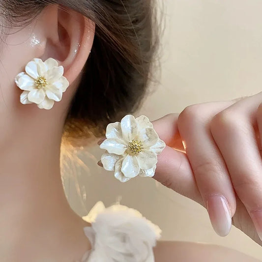 White Acrylic Flower Women's Stud Earrings Folded Florals Korean Fashion Sweet Petals Irregular Female Earrings 2025 new in