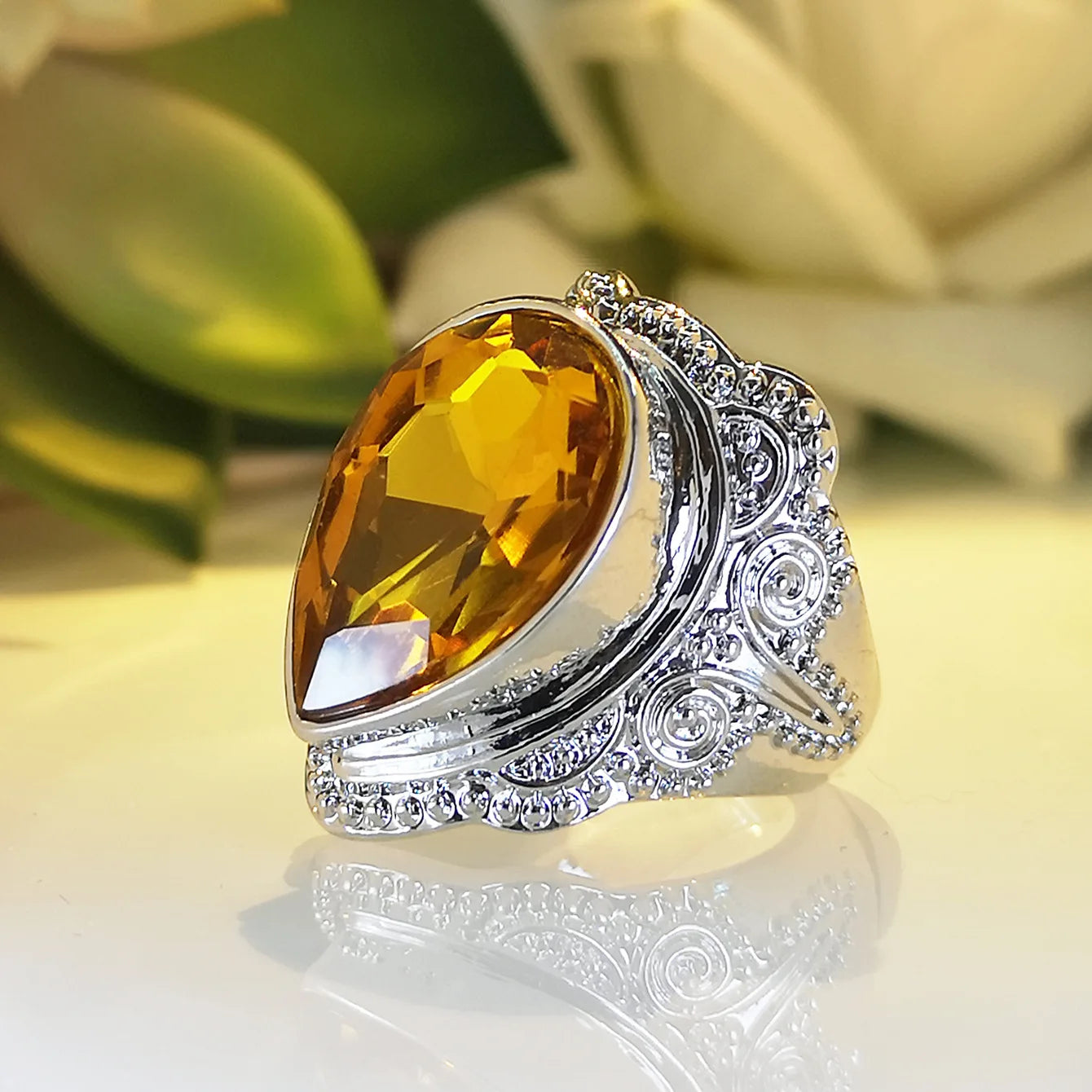 Vintage Victorian Women's Ring Faux Turquoise Creative Carved Finger Ring Shiny Crystal Natural Stone Jewelry Accessories