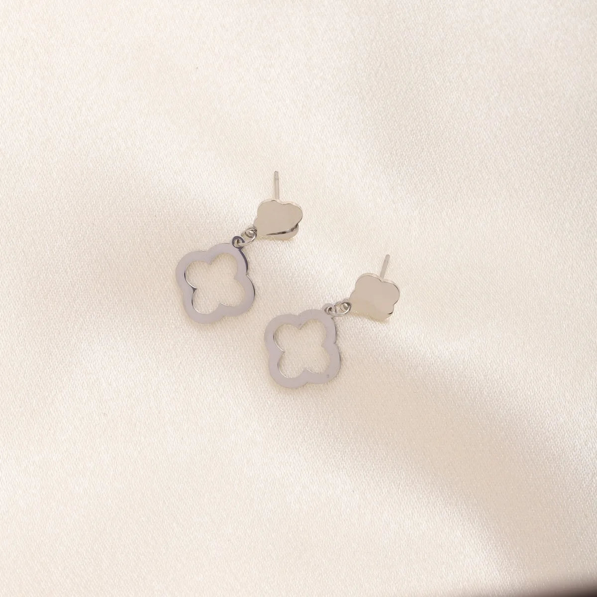 A pair of hollowed out four leaf flower earrings are exquisite, fashionable, and elegant