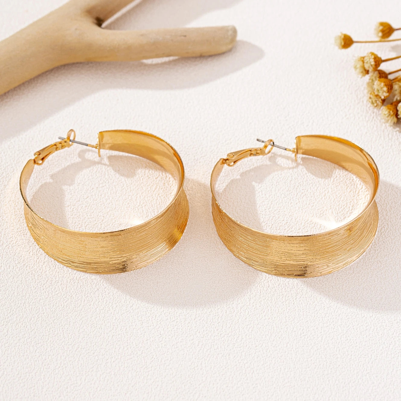 A Pair of Women's Earrings, Simple and Fashionable Brushed Craft Earrings, Suitable for Daily Wear and Vacation