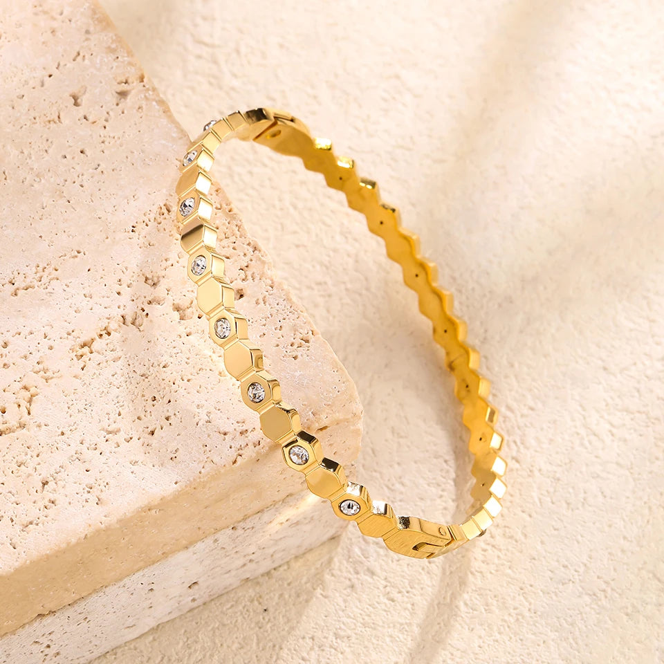 Sexy and fashionable heart-shaped stainless steel bracelets suitable for women's parties and banquets fashion jewelry