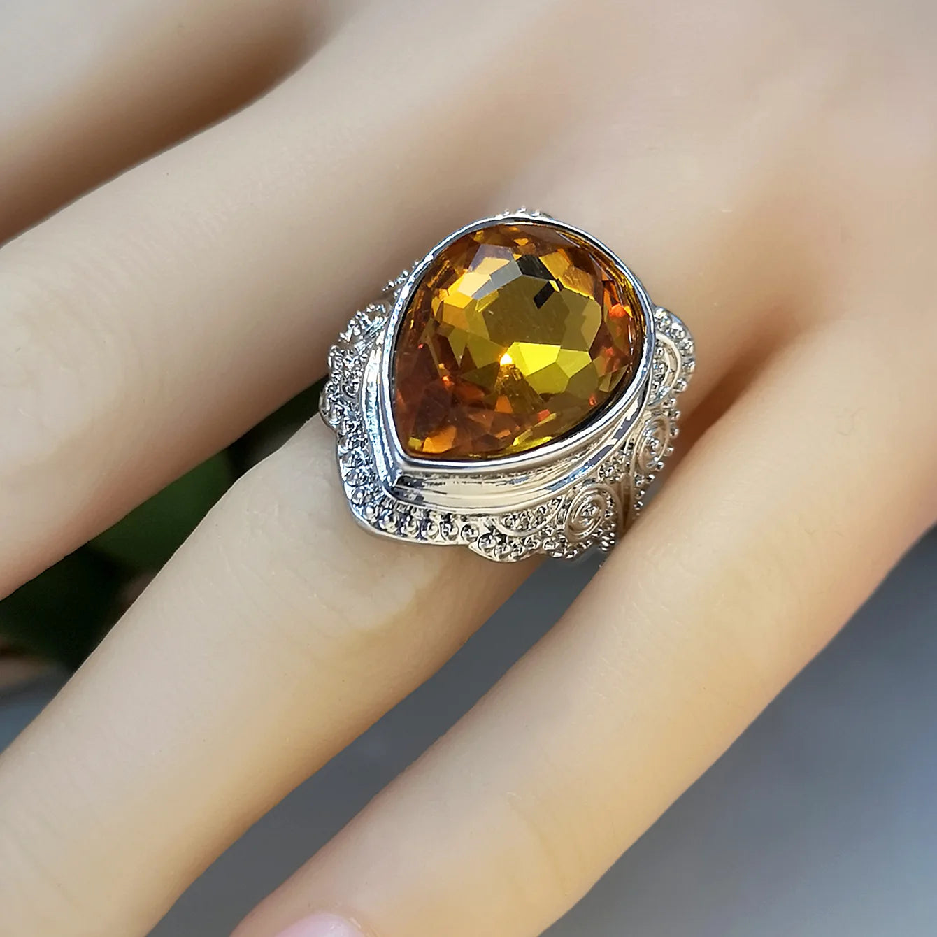 Vintage Victorian Women's Ring Faux Turquoise Creative Carved Finger Ring Shiny Crystal Natural Stone Jewelry Accessories