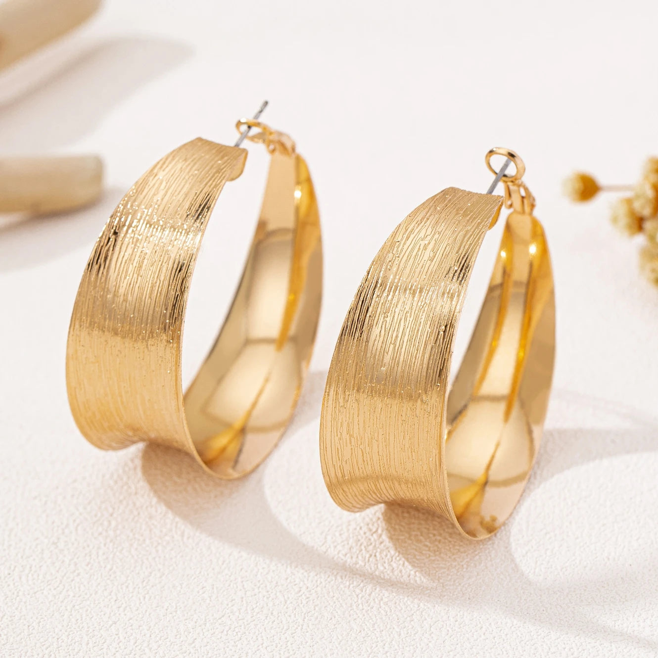 A Pair of Women's Earrings, Simple and Fashionable Brushed Craft Earrings, Suitable for Daily Wear and Vacation