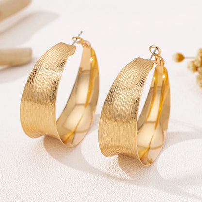 A Pair of Women's Earrings, Simple and Fashionable Brushed Craft Earrings, Suitable for Daily Wear and Vacation