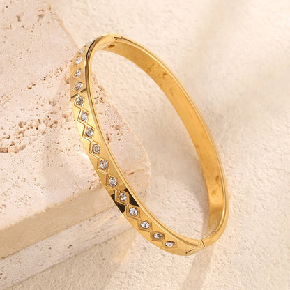 Sexy and fashionable heart-shaped stainless steel bracelets suitable for women's parties and banquets fashion jewelry