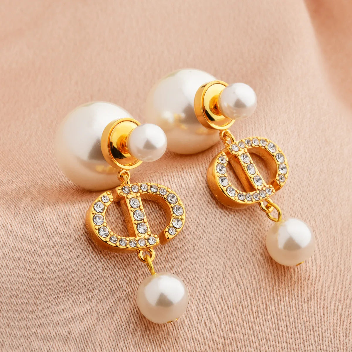 Elegant And Sweet Pearl Earrings Are Suitable For Women To Wear Fashionable Jewelry For Daily Travel, Parties And Banquets