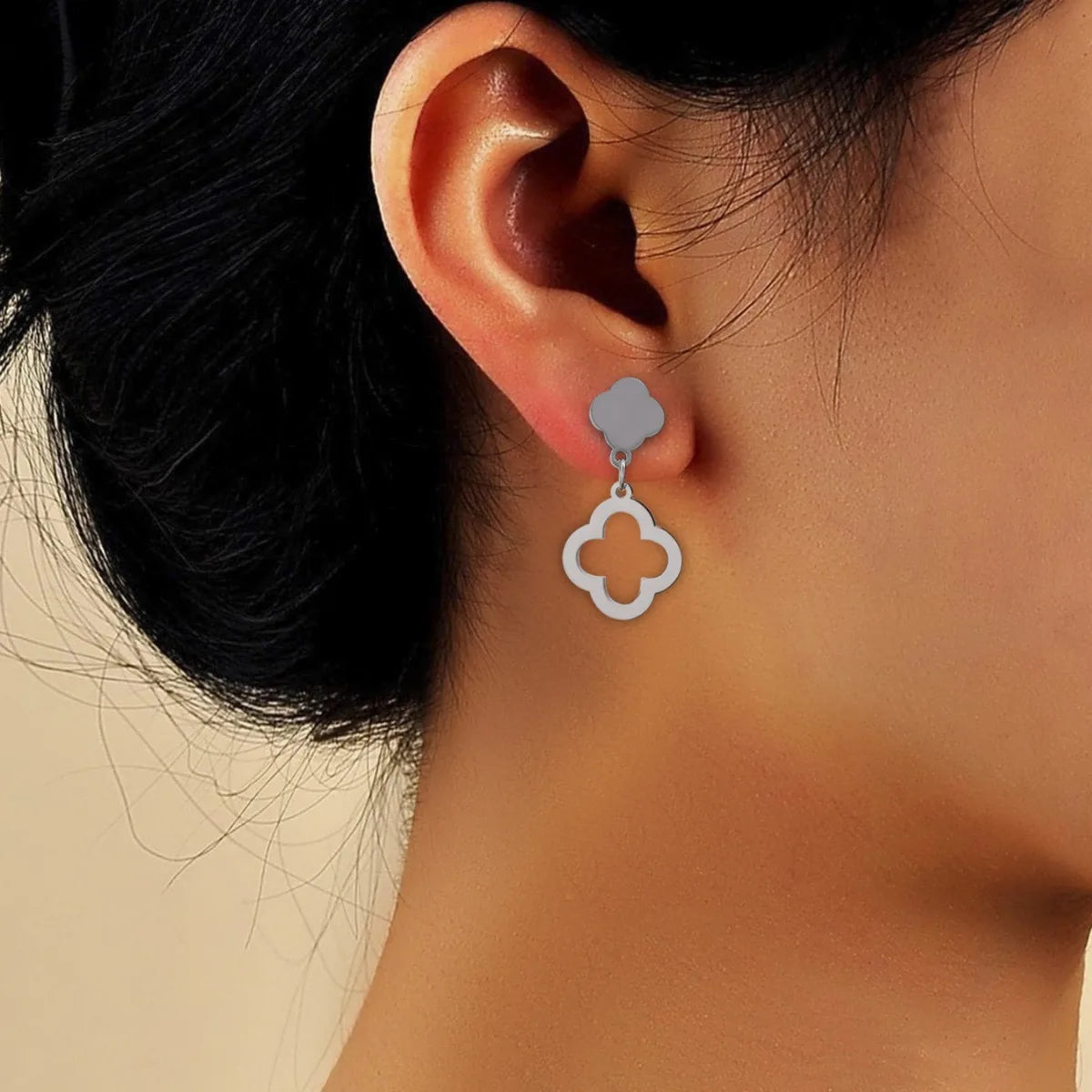 A pair of hollowed out four leaf flower earrings are exquisite, fashionable, and elegant