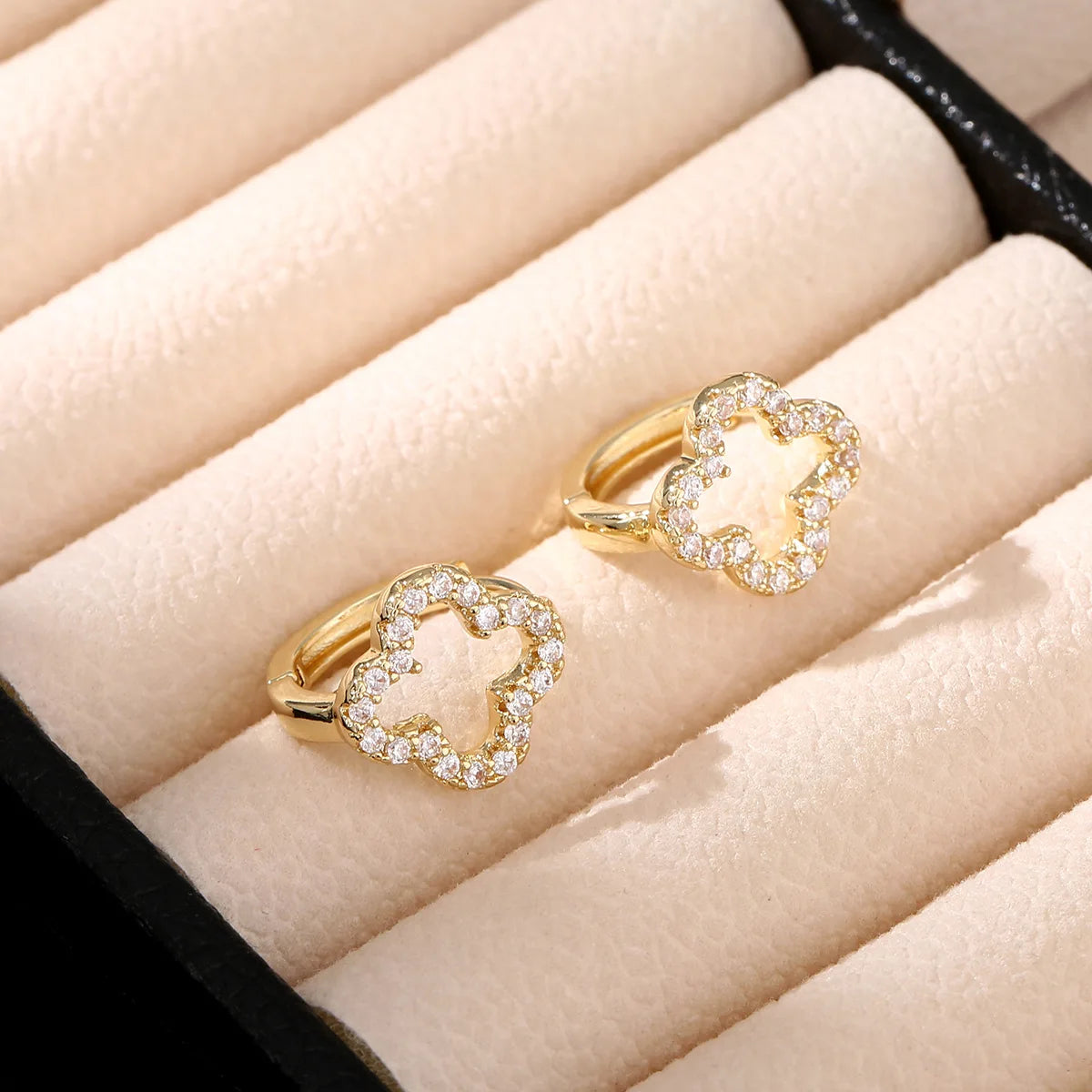 1 pair of flower earrings-simple flower accessories, safety buckle design, daily party dual-use, Valentine's Day gift, Japanese